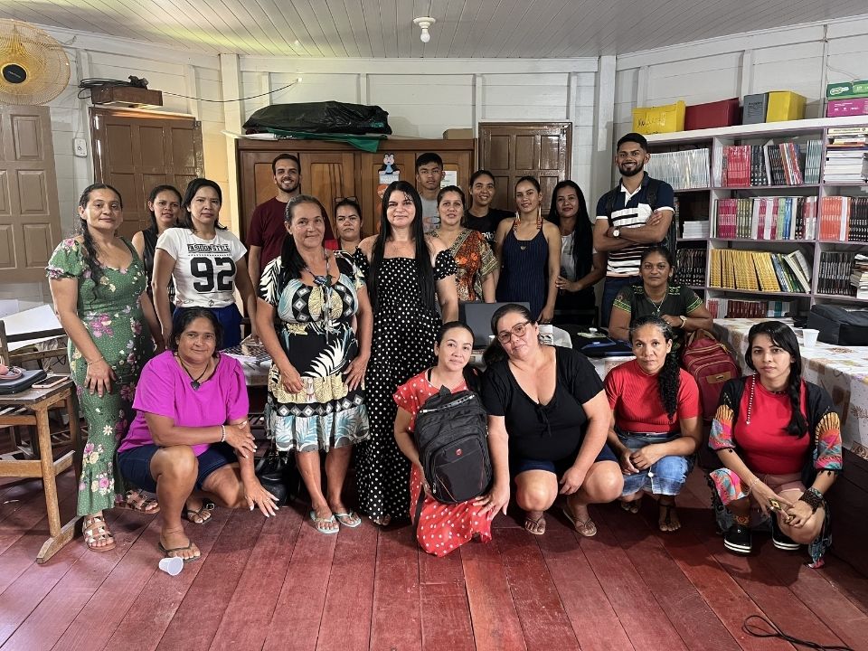 Grupo de educadoras y educadores indígenas de la Escola Ixubãy Rabuī Puyanawa en la biblioteca de la escuela