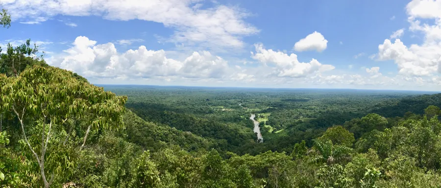 El valle del río Môa visto desde la sierra: selva hasta el horizonte y el río abriéndose paso en el centro