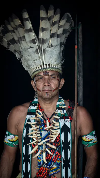 Retrato del cacique Divake Puyanawa (Joel Ferreira Lima Puyanawa), con tocado de plumas y pintura facial