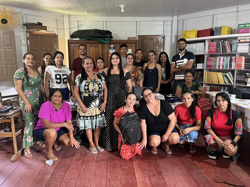 Grupo de educadoras y educadores de la Escola Ixubãy Rabuī Puyanawa en la biblioteca de la escuela