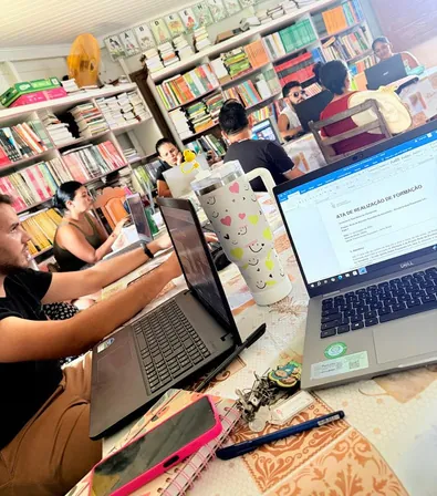 Educadoras trabajando con portátiles en la biblioteca de la escuela, convertida en aula multimedia