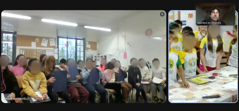 Captura de la videoconferencia: a la izquierda el aula de la Escola El Palau, a la derecha el alumnado de la Escola Ixubãy Rabuī Puyanawa y, arriba, Adolf Sanz, con las caras de los niños difuminadas